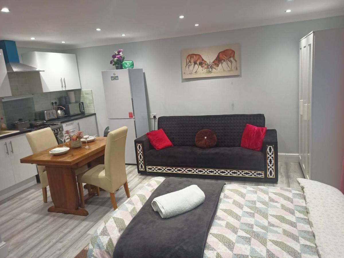 Homey Studio In Newport Perfect For Couples & Travelers Exterior foto