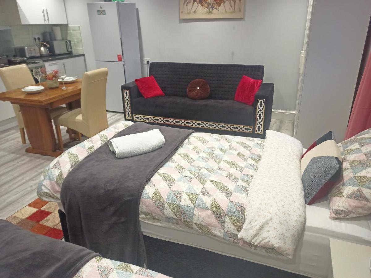 Homey Studio In Newport Perfect For Couples & Travelers Exterior foto